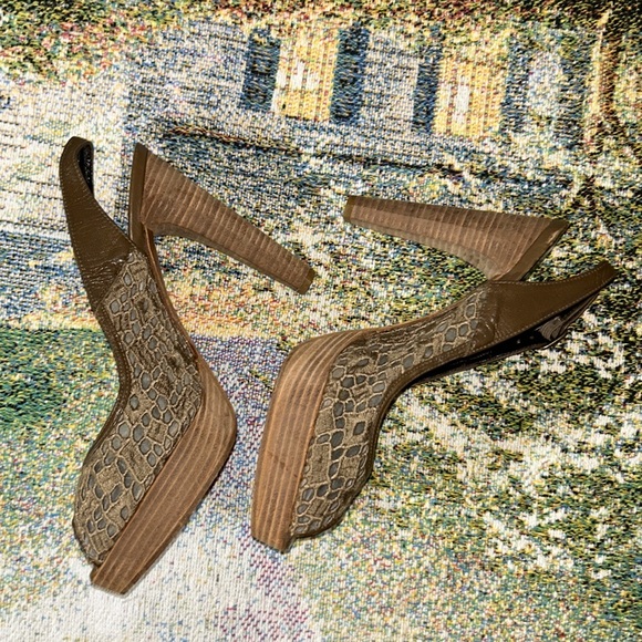 Stuart Weitzman Size 7.5 Peeptoe Heels - Picture 7 of 12